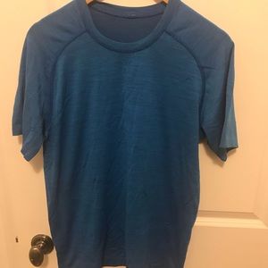 Hardly worn medium workout tee lululemon